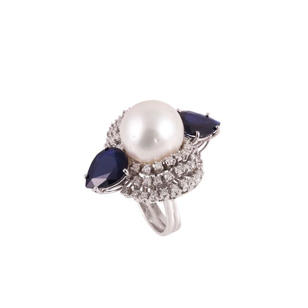 18KT GOLD RING WITH CULTURED PEARL, DIAMONDS AND SAPPHIRES
