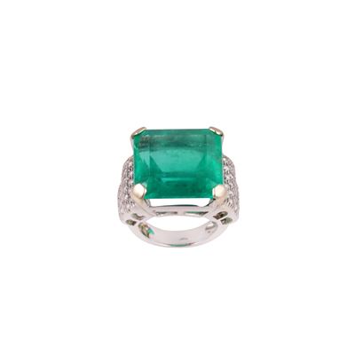 Anello in oro bianco e giallo con smeraldo di 19 ct e brillanti