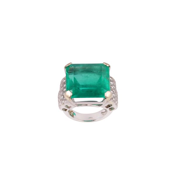 18KT GOLD RING WITH EMERALD AND DIAMONDS
