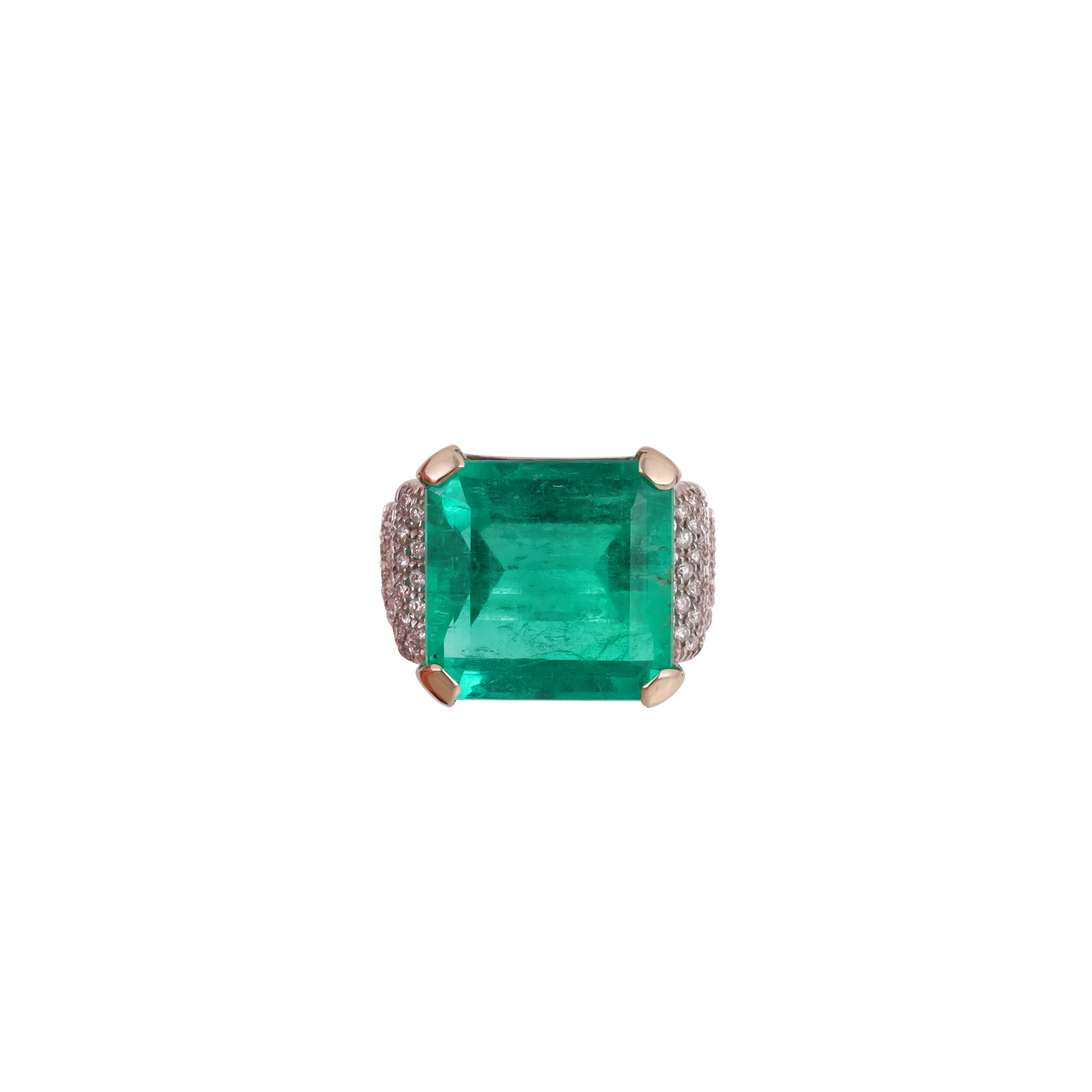 Anello in oro bianco e giallo con smeraldo di 19 ct e brillanti