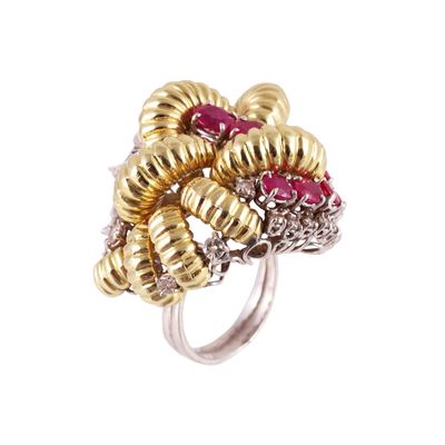 Anello in oro giallo e bianco con rubini e brillanti