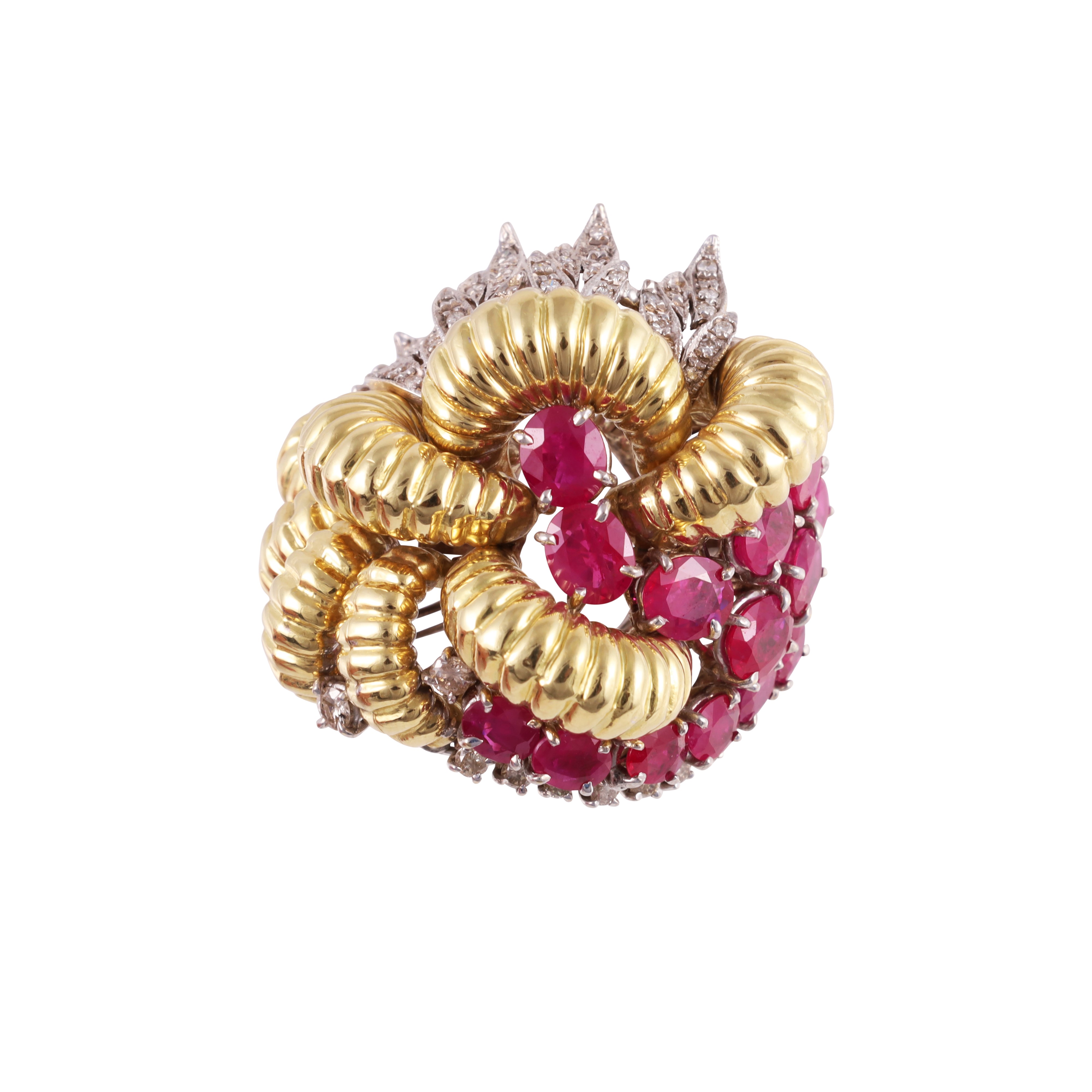 Anello in oro giallo e bianco con rubini e brillanti