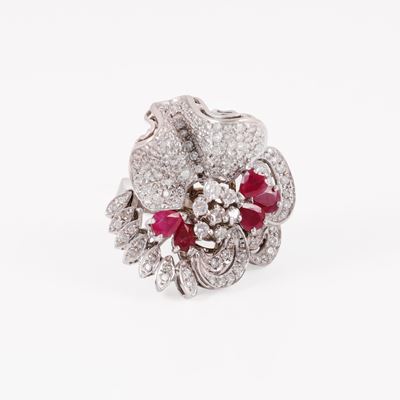 Anello in oro bianco con brillanti e rubini