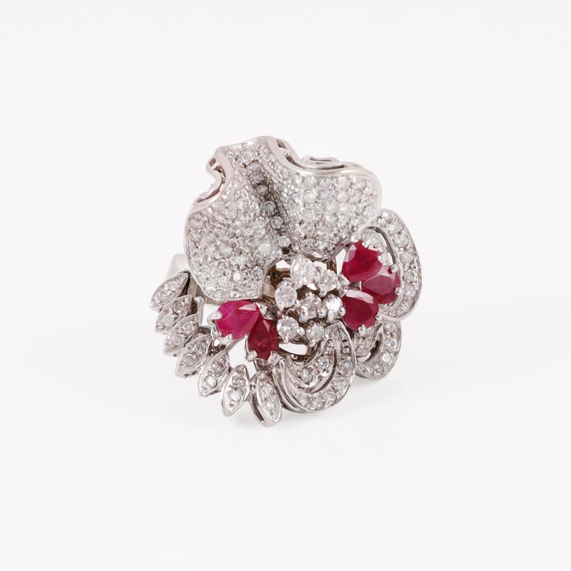 Anello in oro bianco con brillanti e rubini