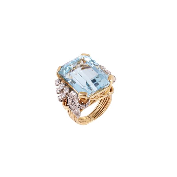 18KT GOLD AND PLATINUM RING WITH AQUAMARINE AND DIAMONDS