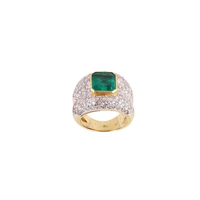 Anello in oro giallo e bianco con smeraldo e brillanti