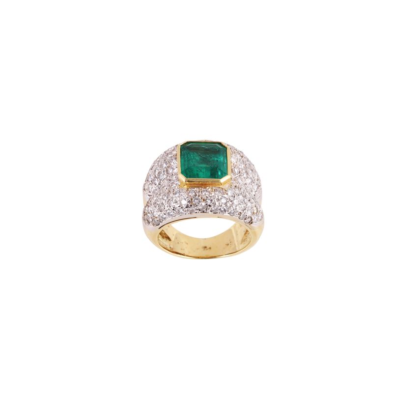 Anello in oro giallo e bianco con smeraldo e brillanti