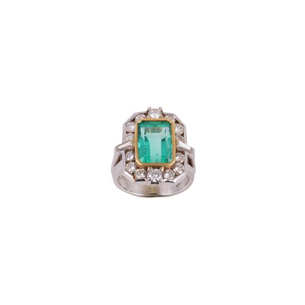 18KT GOLD RING WITH EMERALD AND DIAMONDS