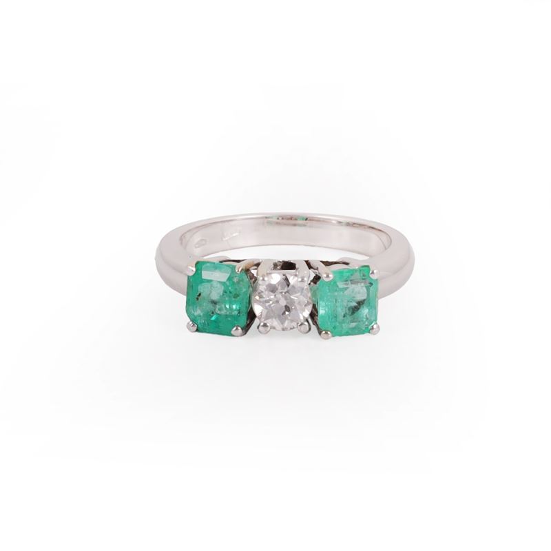 Anello in oro bianco con diamante e smeraldi