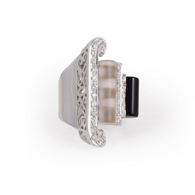 Anello in oro bianco con brillanti, quarzo ialino e onice