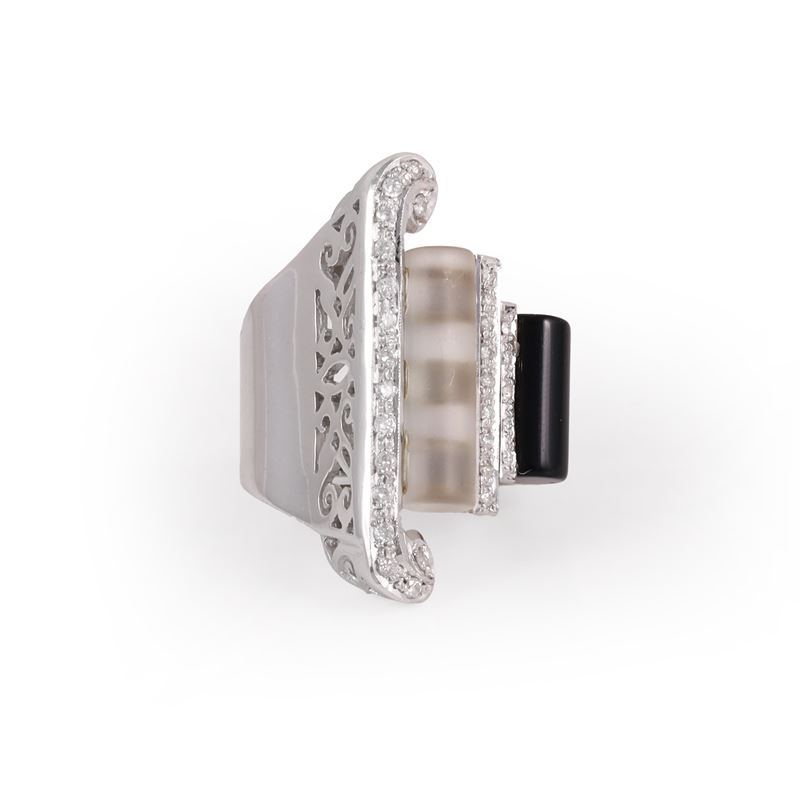 Anello in oro bianco con brillanti, quarzo ialino e onice
