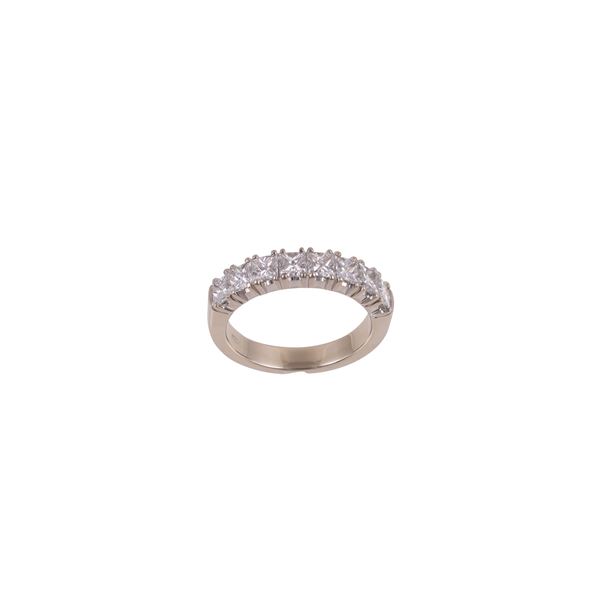 18KT GOLD RING WITH PRINCESS-CUT DIAMONDS