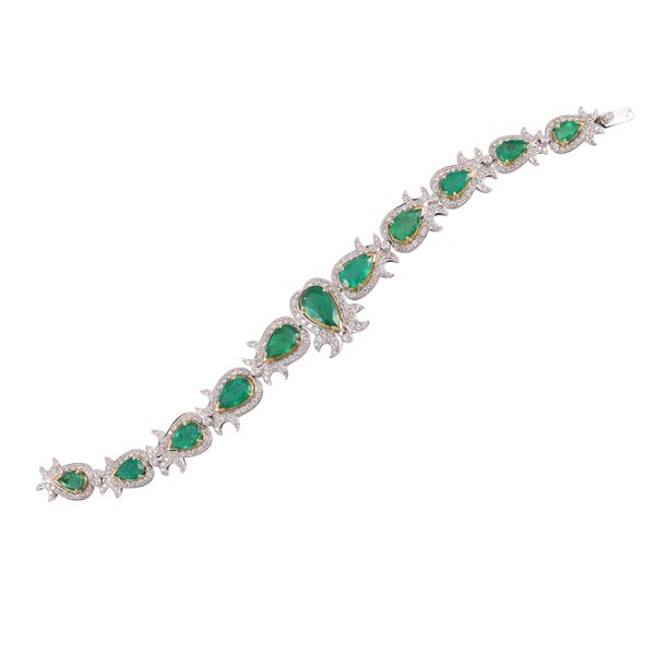 18KT GOLD BRACELET WITH PEAR-CUT EMERALDS AND DIAMONDS