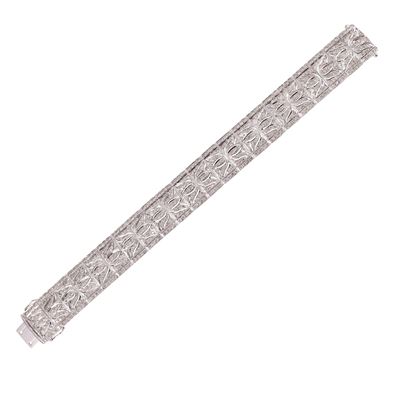 Bracciale in oro bianco con motivo floreale, impreziosito da brillanti