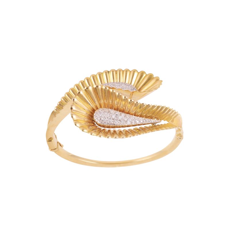 Bracciale rigido contrarié in oro giallo e bianco con ornamenti in brillanti