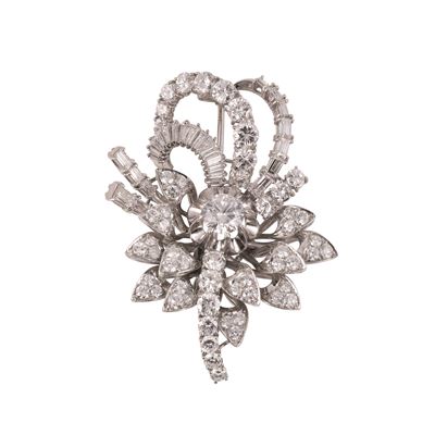 Spilla in platino con ornamenti vegetali e brillanti