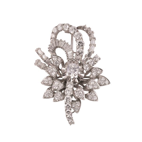 PLATINUM BROOCH SET WITH DIAMONDS