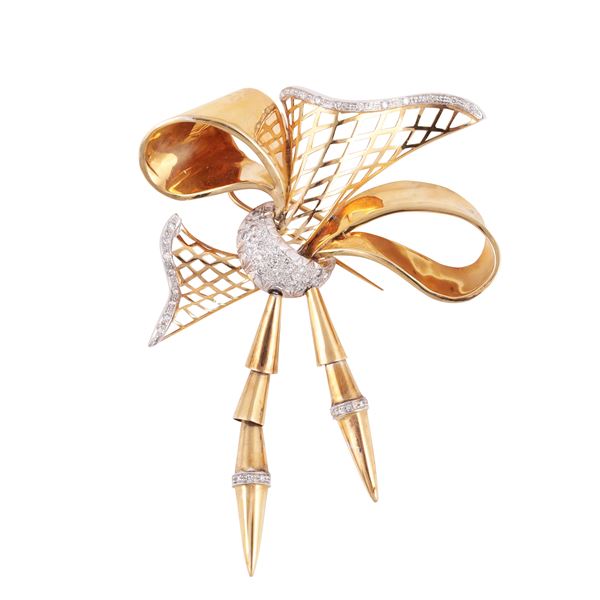 18KT GOLD PARURE OF BROOCH, EARRINGS AND RING, SET WITH DIAMONDS