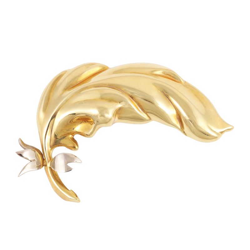 Spilla in oro giallo e bianco a forma di foglia piumata