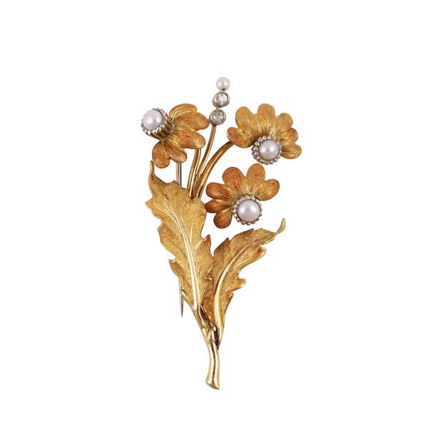 18KT GOLD BROOCH SET WITH CULTURED PEARLS AND DIAMONDS, BY MINOTTO