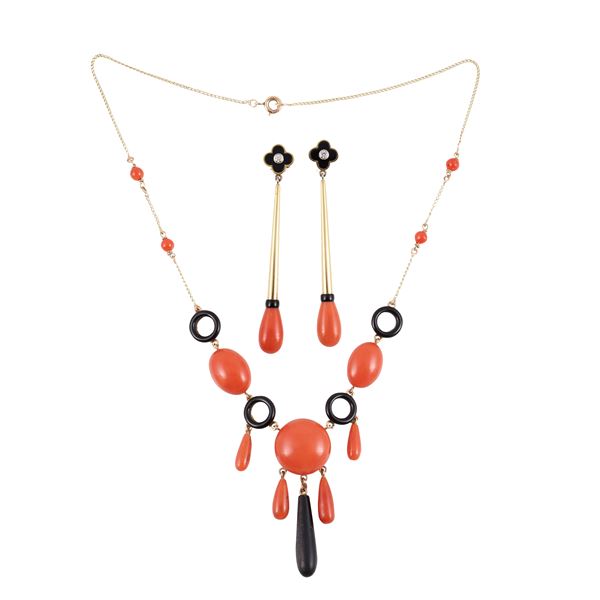 ~ 18KT GOLD LOT COMPRISING A NECKLACE AND A PAIR OF EARRINGS, SET WITH CORAL, ONYX AND DIAMONDS