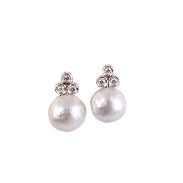 18KT GOLD EARRINGS SET WITH CULTURED PEARLS AND DIAMONDS