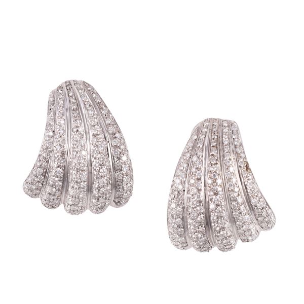 18KT GOLD EARRINGS SET WITH DIAMONDS (one missing)