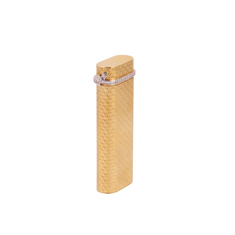 Cartier, Accendino in oro giallo con decorazioni in oro bianco e brillanti