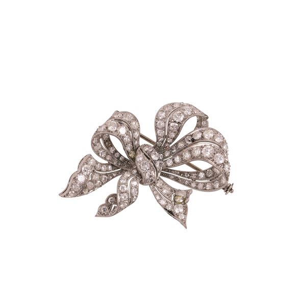PLATINUM BROOCH WITH OLD EUROPEAN CUT DIAMONDS