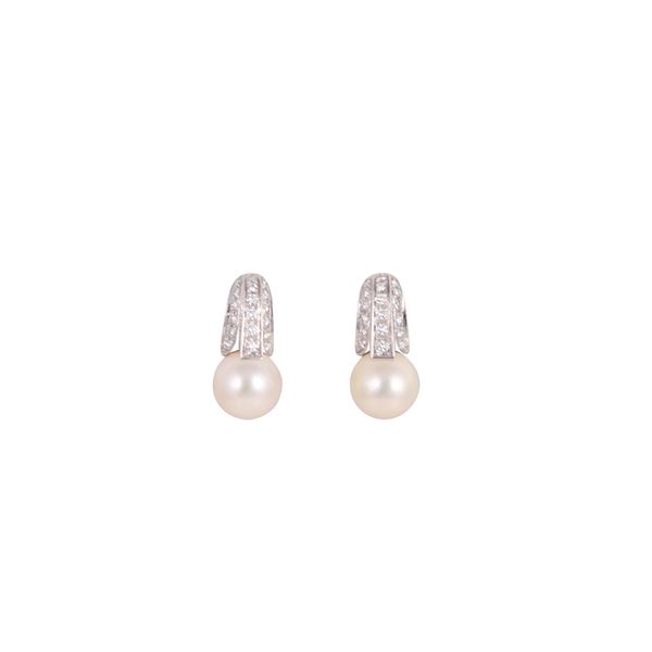 18KT GOLD EARRINGS WITH CULTURED PEARLS AND DIAMONDS