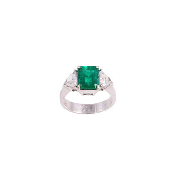 18KT GOLD RING SET WITH EMERALD AND DIAMONDS