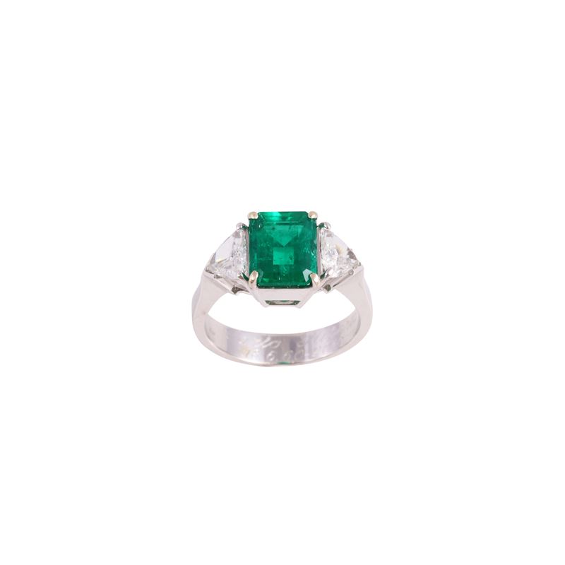 Anello in oro bianco con smeraldo e diamanti