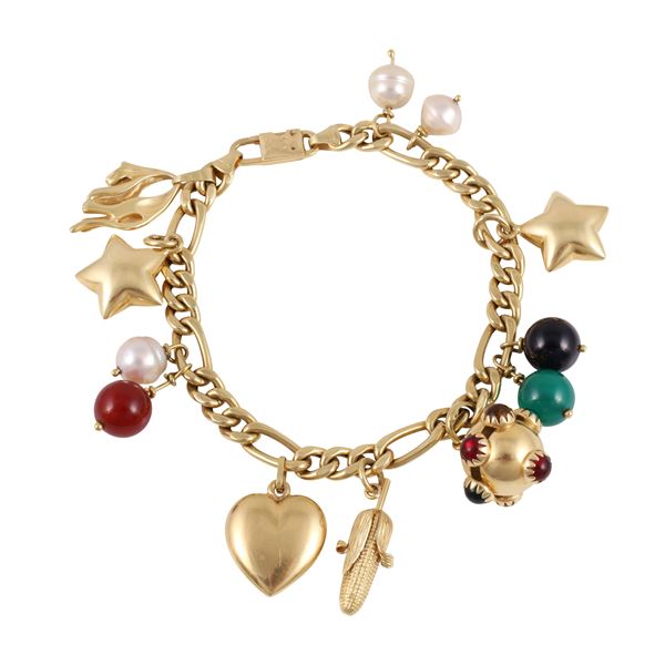18KT GOLD BRACELET WITH CHARMS, FRESHWATER PEARLS, HARD STONES AND GLASS