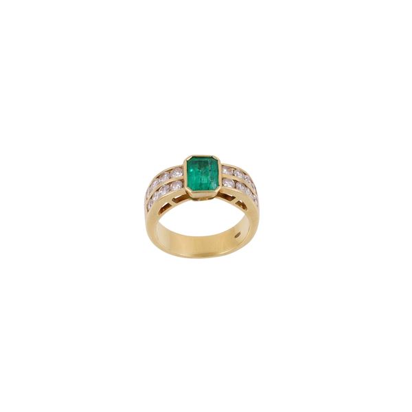 18KT GOLD RING SET WITH EMERALD AND DIAMONDS