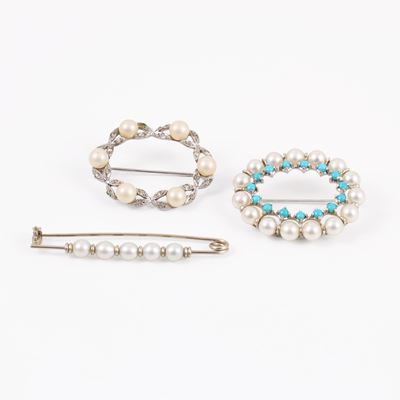 Spilla a forma ovale e spilla da balia con perle coltivate e turchesi, oro bianco e argento