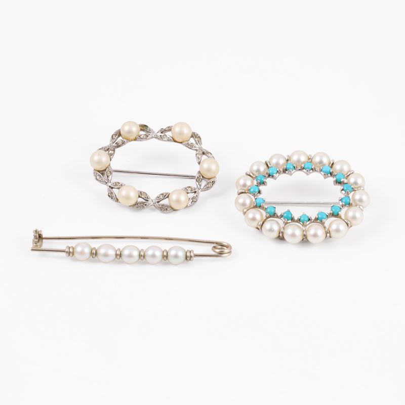 Spilla a forma ovale e spilla da balia con perle coltivate e turchesi, oro bianco e argento