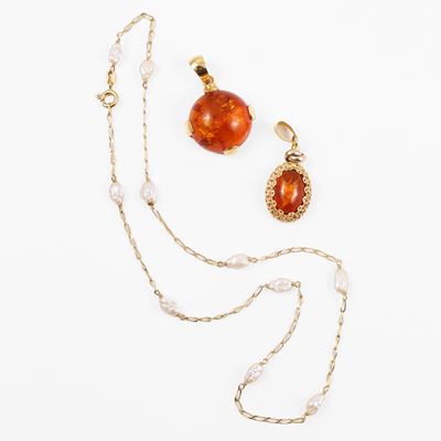 Pendenti in oro con ambra e catenina in oro con perle d'acqua dolce
