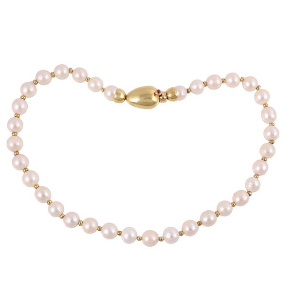 SINGLE-STRAND CULTURED PEARLS NECKLACE WITH 18KT GOLD RONDELLES AND A CLASP SET WITH A CABOCHON-CUT RUBY