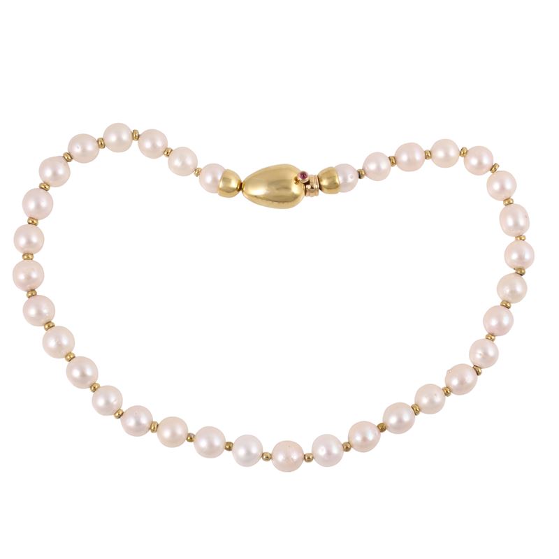 Collana in perle coltivate con ornamento in oro e rubino