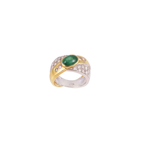 18KT GOLD RING SET WITH CABOCHON-CUT EMERALD AND DIAMONDS