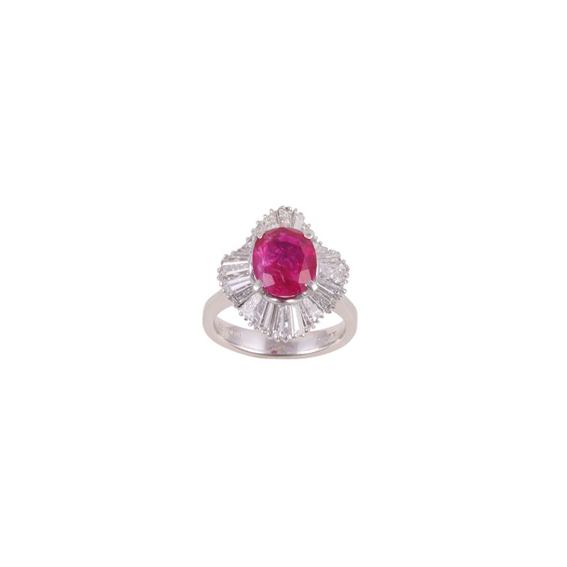 Anello in platino con rubino di provenienza Myanmar e diamanti