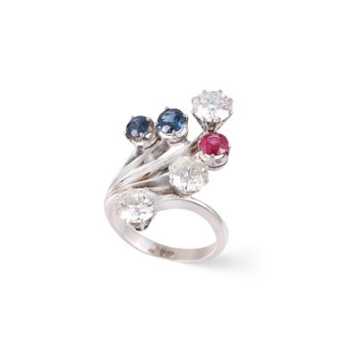 Anello in oro bianco 18Kt con brillanti, zaffiri e rubino