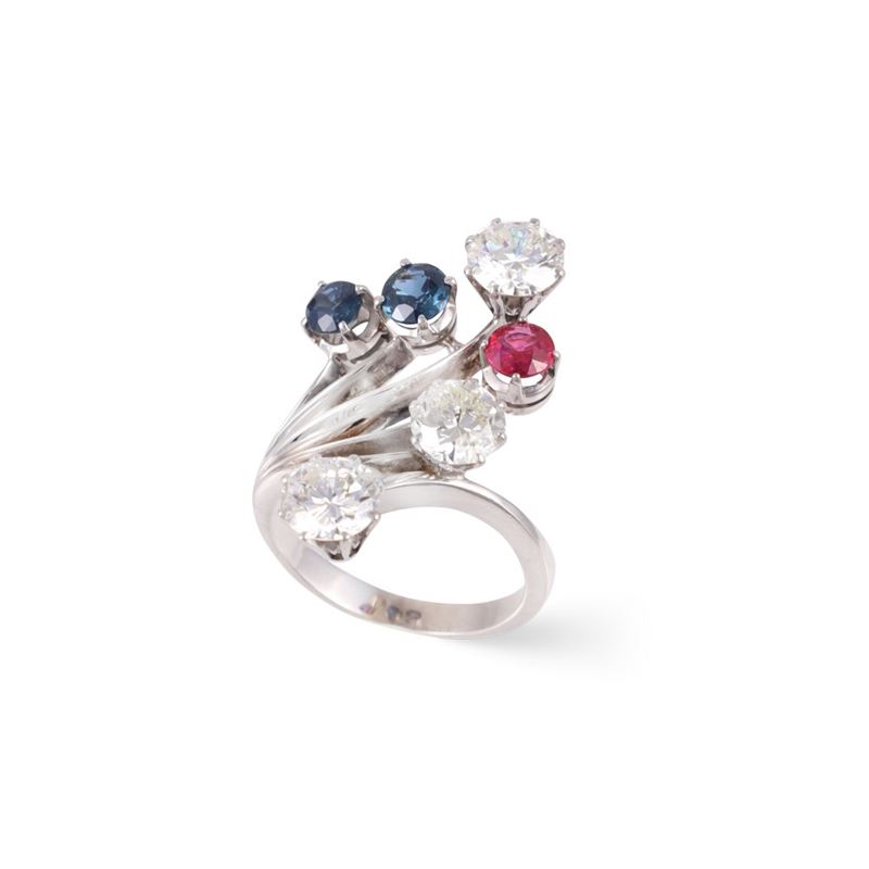 Anello in oro bianco 18Kt con brillanti, zaffiri e rubino