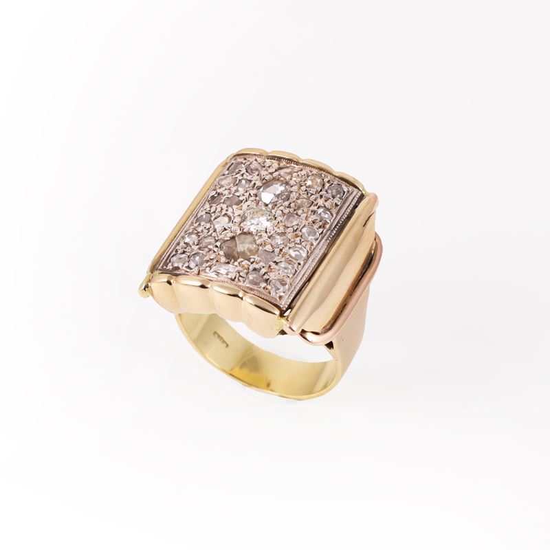 Anello in oro giallo e bianco con diamanti pavé e centrale