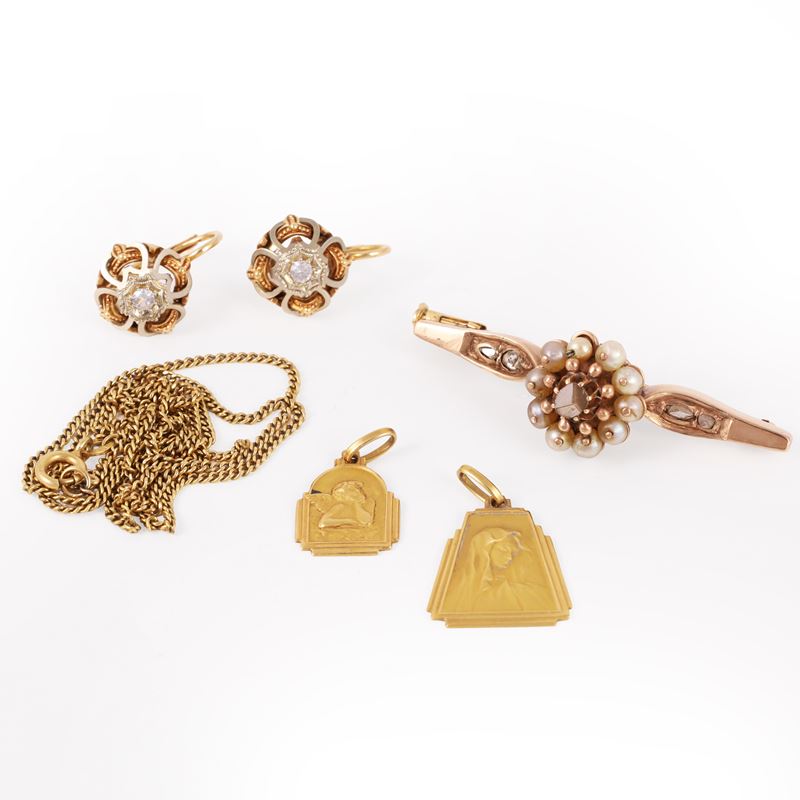 Oggetto composto da orecchini, medagliette e catena in oro 18KT con spilla in oro 9KT e diamanti