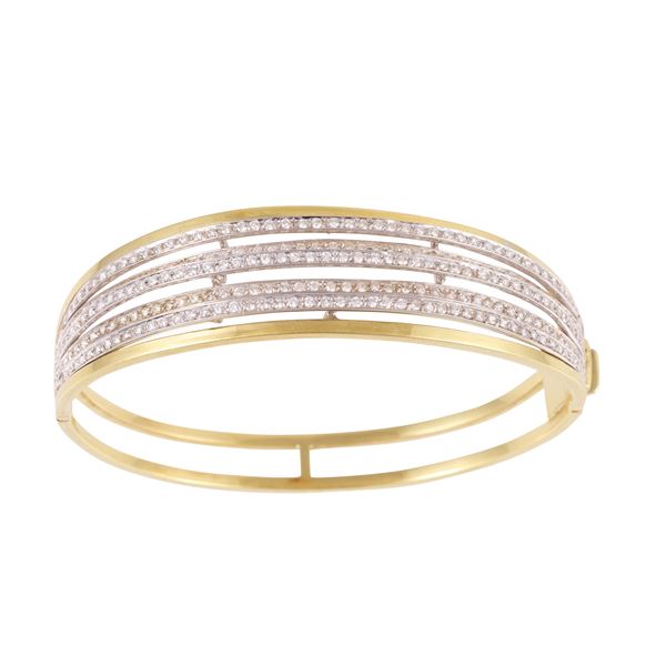 18KT GOLD BRACELET SET WITH DIAMONDS