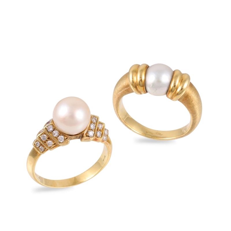 Due anelli in oro giallo 18Kt con perle coltivate e diamanti