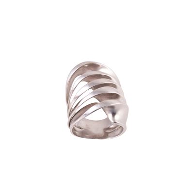 Anello in oro bianco satinato con motivi a nastro ritorti
