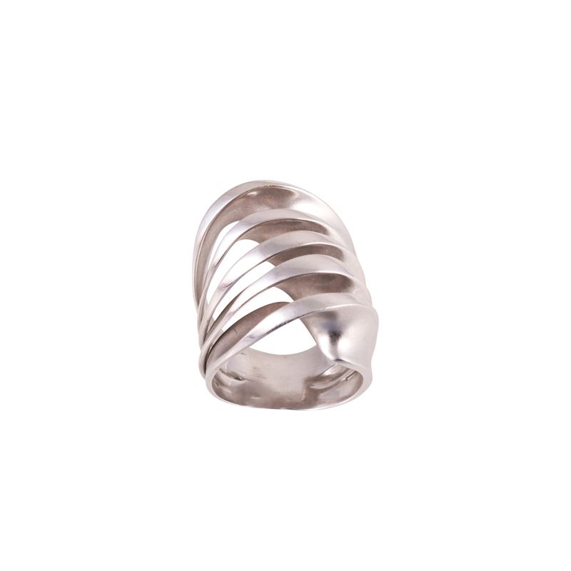 Anello in oro bianco satinato con motivi a nastro ritorti