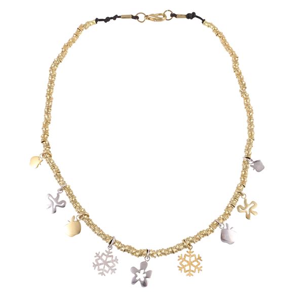 A SINGLE STRAND OF 18KT GOLD BEADS WITH PENDANTS (metal clasp)